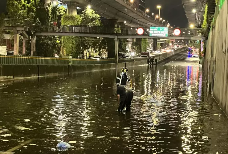 Lluvias intensas generan caos varias alcaldías de la CDMX: inundaciones colapsan Periférico Sur