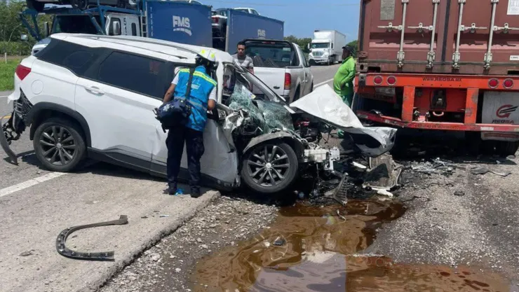 Caos y destrucción tras accidente fatal sobre la autopista Siglo XXI hoy; camioneta impactó contra un tráiler