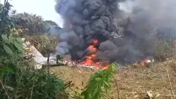 VIDEO: Avión se estrelló tras despegar en Colombia; captan terror en zona de impacto