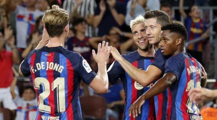 Barcelona celebra el gol de Lewandowski
