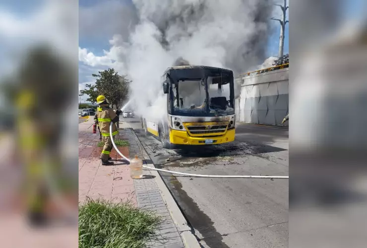 Se incendia autobús.