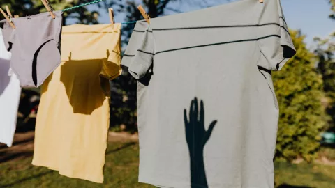como-eliminar-olor-humedad-ropa-temporada-lluvias.jpg