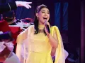 Gavito reflexionó sobre la capacidad de La Academia para reunir a las familias en un ambiente sano y alegre, expresando su felicidad al escuchar a Edith y cómo entendió su papel en la canción, sintiéndose con el corazón lleno. Chiquis, casi con lágrimas en los ojos, aplaudió su impresionante voz y deseó que todas las noches fueran como esa. Espinoza, igualmente entusiasmado, compartió un hermoso pensamiento: “si fuera de día el sol diría: ilumina tú, me voy, iluminarás mejor”. Sin duda, Edith dejó una huella mágica en la noche.