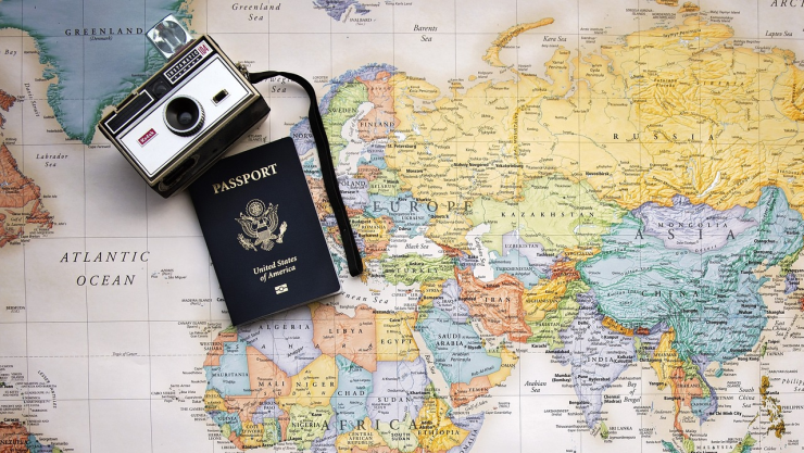 Pasaporte sobre un mapa