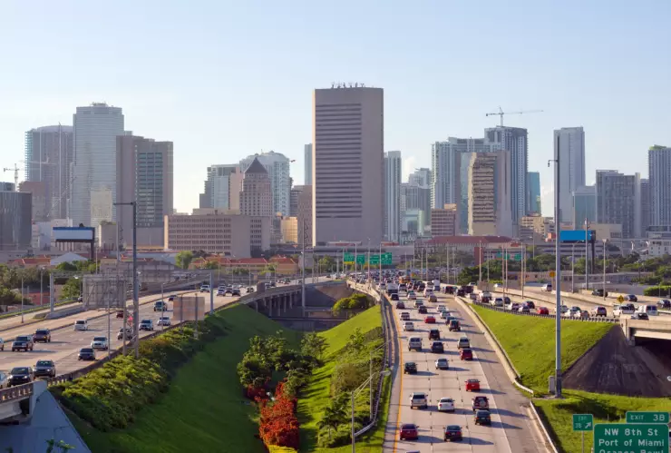 Autos recorren carretera de Miami, Florida