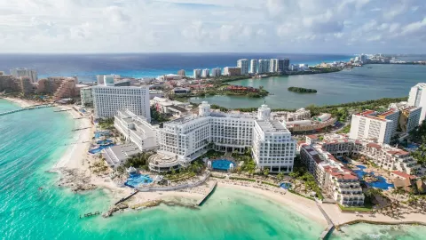 Tanto Cancún como Tulum son playas mágicas, pero la concentración de turistas ha generado problemas.