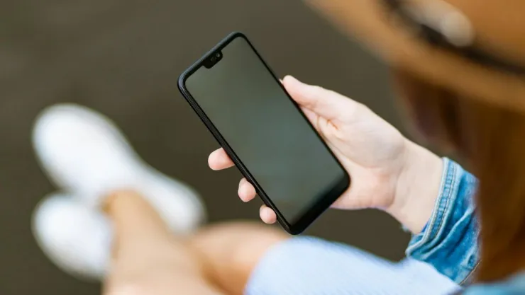 ¿Qué es lo que NO debes hacer cuando tu celular se moja?