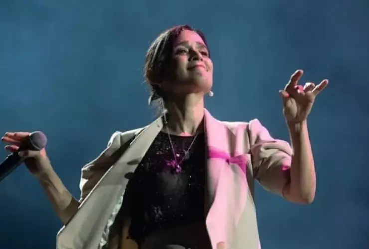 Julieta Venegas se desnuda ante el público en una canción