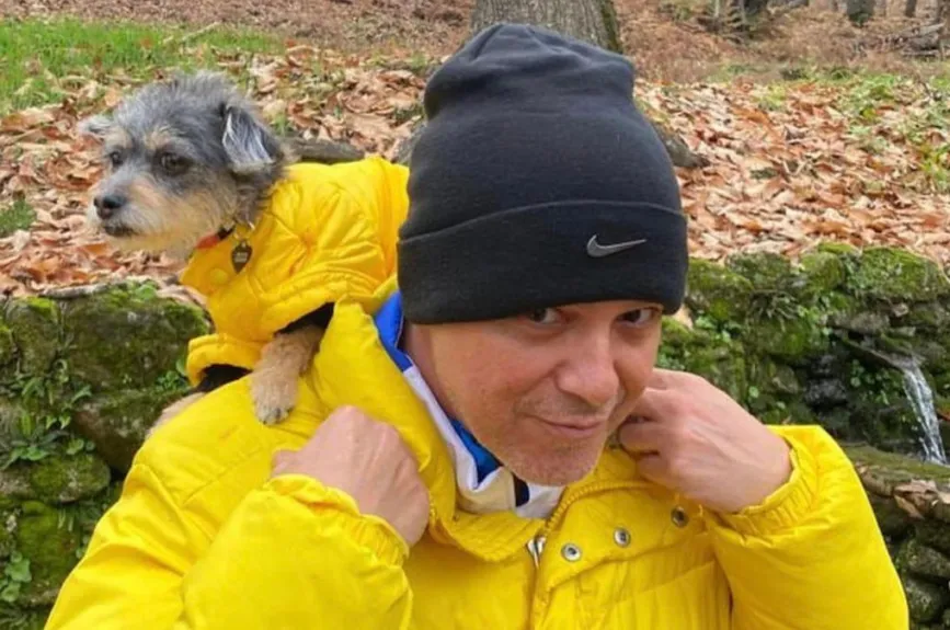 Alejandro y mascota.jpg