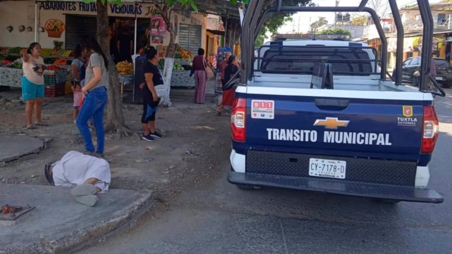 Colectivo atropella a mujer