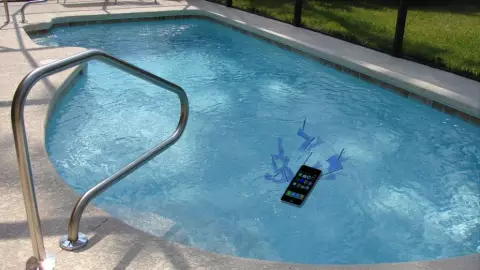 Mueren niño y hombre electrocutados por celular en una alberca