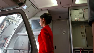 Hombre millonario amenazó con abusar y quemar a una azafata y esto le pasó