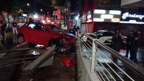 Conductor choca su auto contra entrada del metro Salto del Agua en CDMX