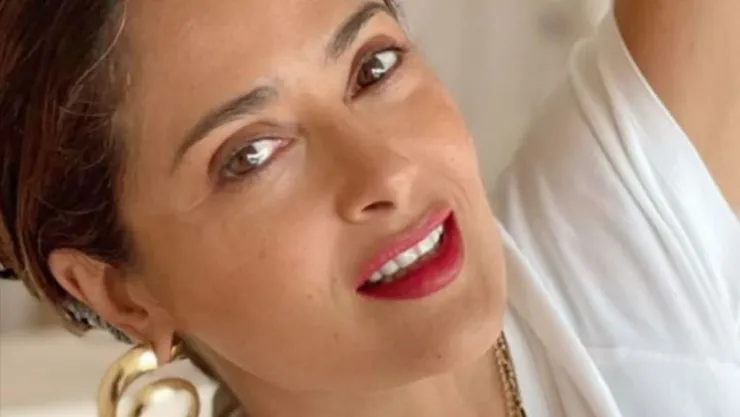 Salma Hayek celebra sus 55 años como la chica del bikini azul. (FOTO)