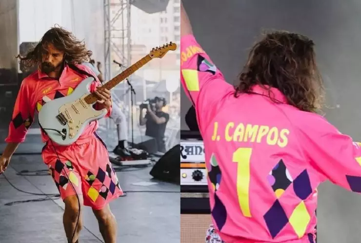vocalista de IDLES con playera de Camapos