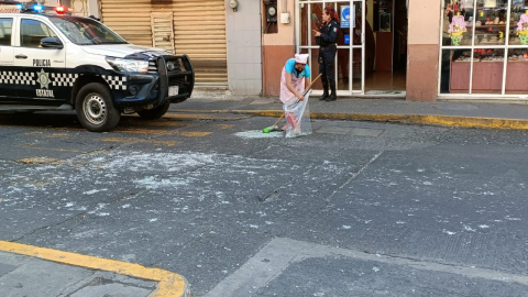 La vialidad fue cerrada para limpiar los cristales rotos