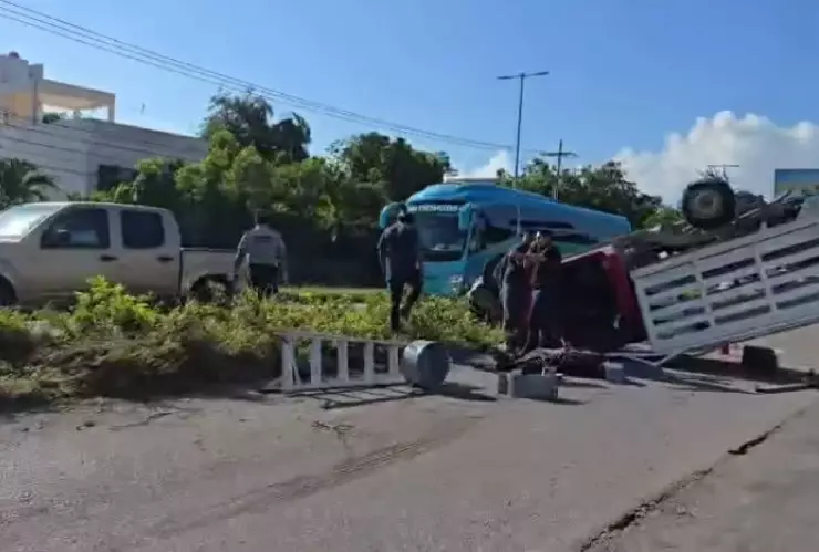 VIDEO_ Tráfico lento en carretera Puerto Morelos- Playa del Carmen por accidente.jpg