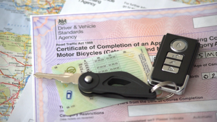 Un trámite de licencia de conducir y llaves de un auto