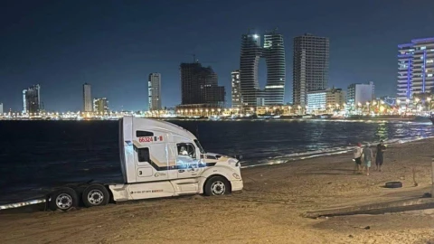 Tráiler se atora en la playa de Mazatlán; chofer fue detenido