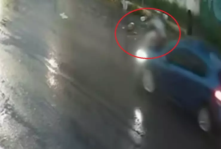 Momento en que hombre es ATROPELLADO en el Bulevar Clavijero