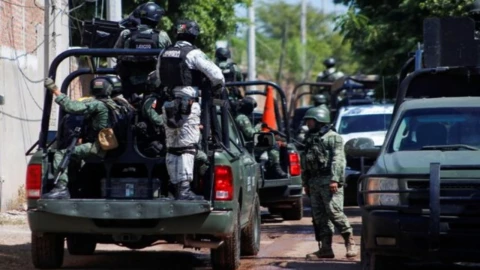 Desplazados por la narcoguerra en Sinaloa: Miles huyen por terror a “La Mayiza” y “Los Chapitos”. En la imagen se observa a elementos del Ejercito Mexicano en un operativo.