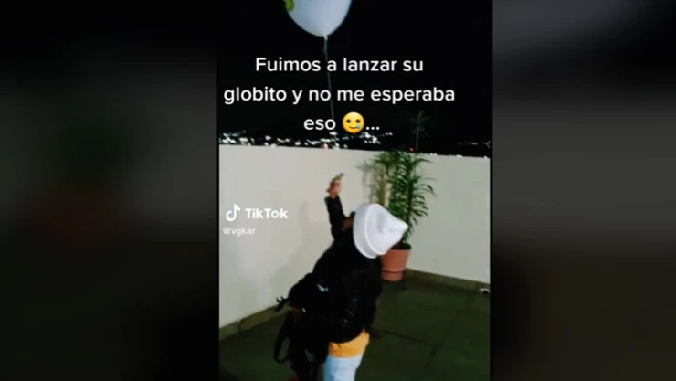 Niña lanza globo a los Reyes