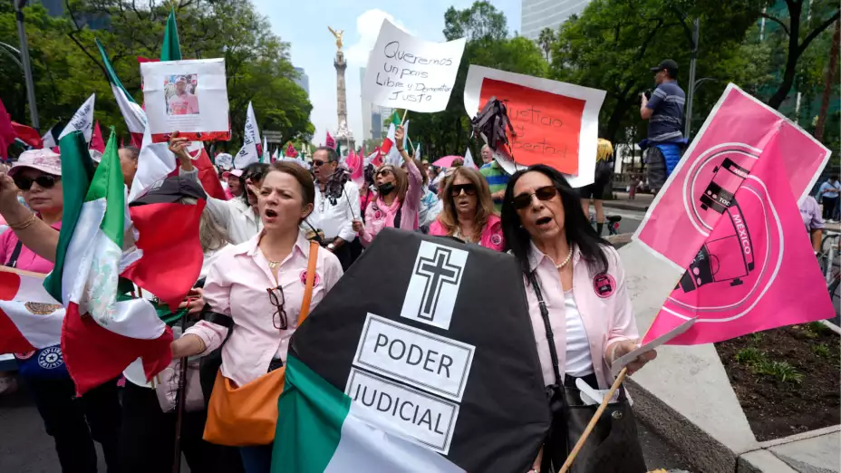 Marcha contra elecciones de jueces en México.