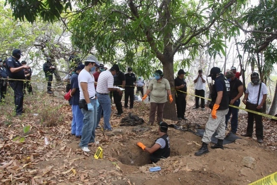 Los restos encontrados en una de las nuevas fosas de Iguala pertenecen a una persona que desapareció hace un año