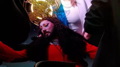 Drag Queen intérpreta a Jesucristo
