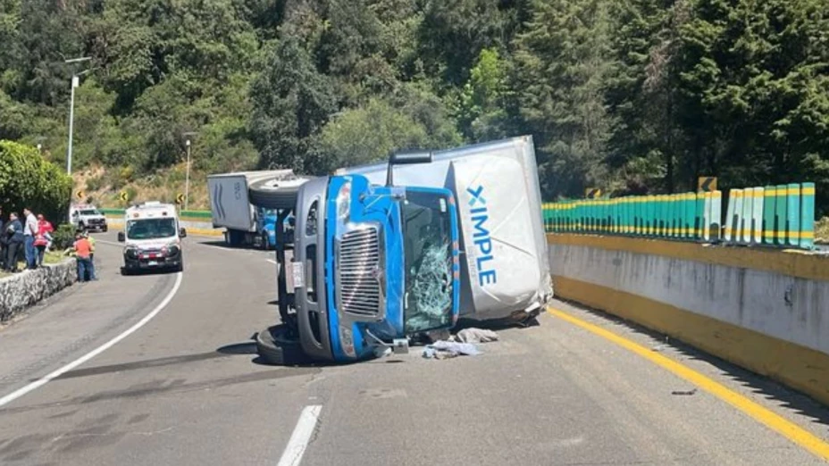 Volcadura de tráiler provoca cierre parcial en la autopista México-Cuernavaca.