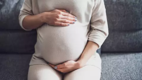 Mujer abusa de menor y termina embarazada.