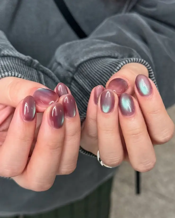 Esta es la forma correcta de lograr el efecto aperlado en tu manicura
