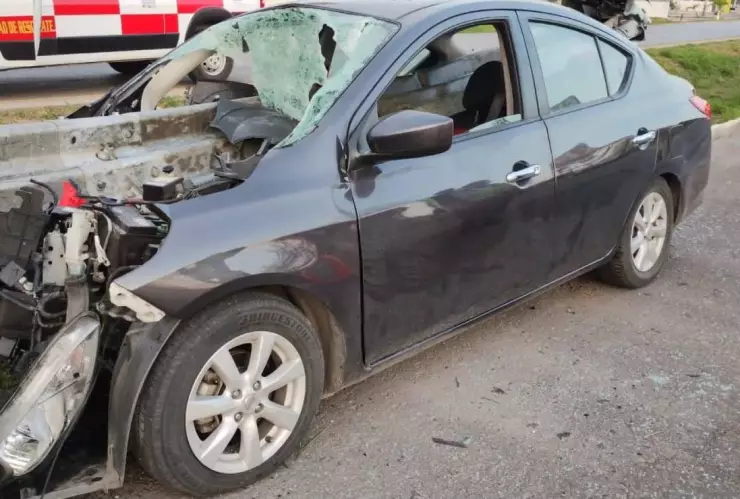 Ocasiona fuerte accidente y abandona su vehículo en el Periférico