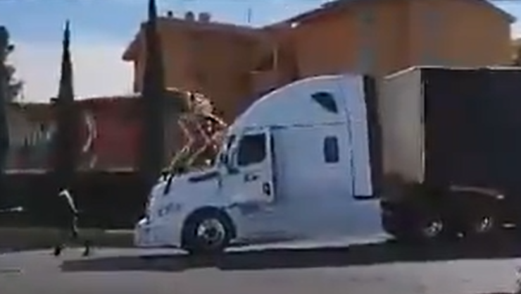 Accidente en Celaya: Tren embiste a tráiler varado