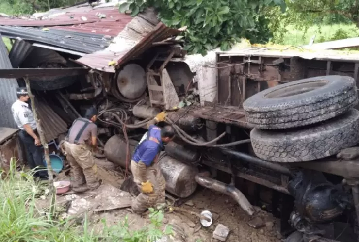 Muere niña de 5 años tras volcadura de tráiler en Veracruz