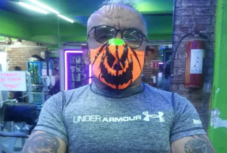 luchador Halloween lesionado de la columna