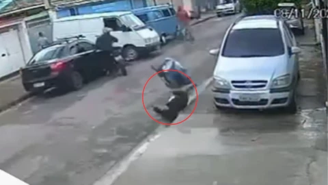 video asalto brasil pareja atropellada.png