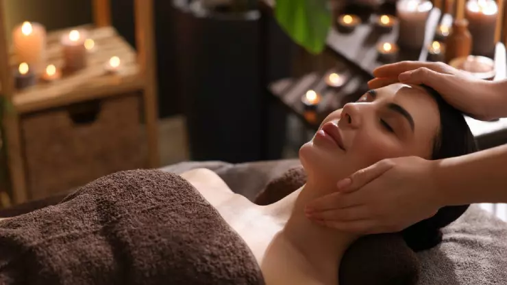 Una mujer disfruta de masajes terapéuticos