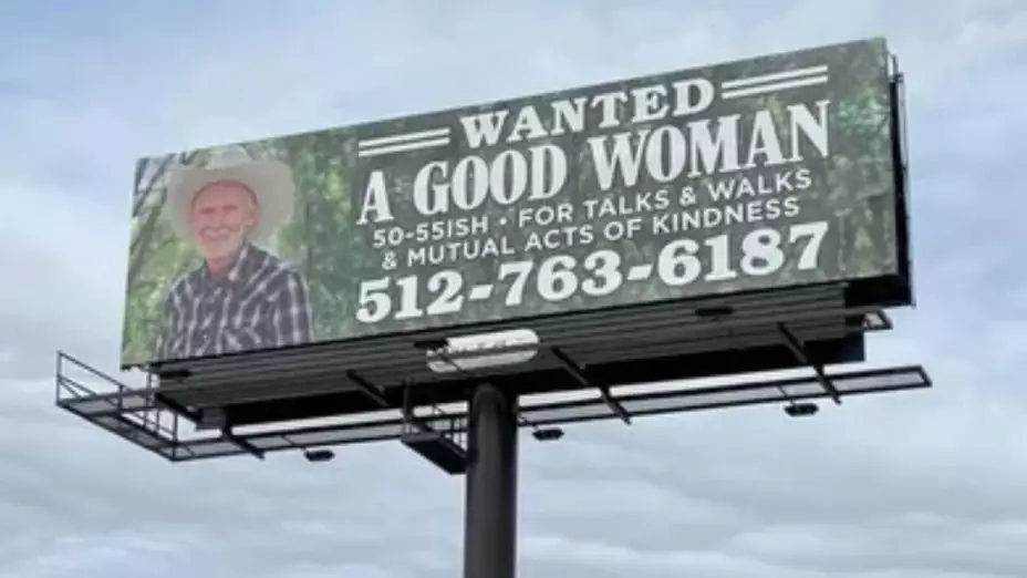 Hombre de 66 años busca el amor por medio de anuncios en carretera