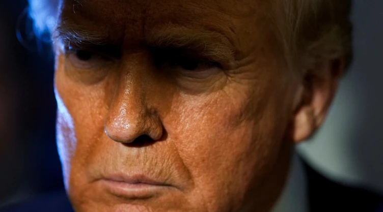 Trump anuncia aranceles del 10 % para todas las importaciones. Descubre quién pagará estos costos y cómo afectarán la economía de Estados Unidos.