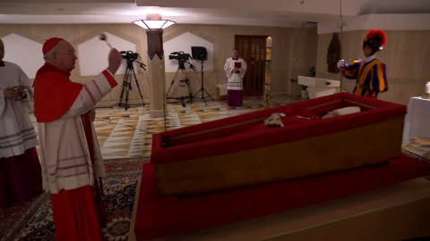 Papa Francisco en su féretro