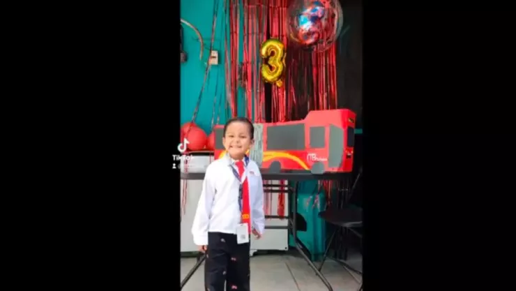 Niño celebra cumpleaños con uniforme y pastel del Metrobús