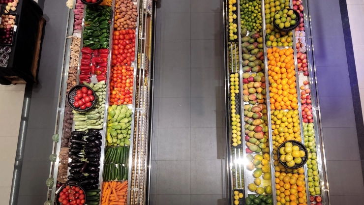 Góndolas con verdura en el supermercado