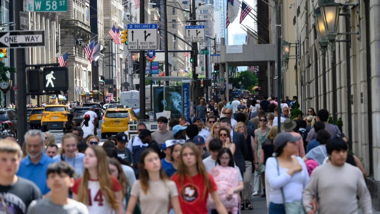 Población transitando las calles de Nueva York.