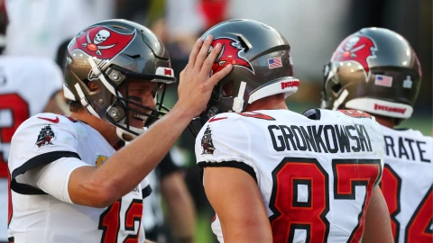 Tom Brady y Rob Gronkowski celebran con los Tampa Bay Buccaneers