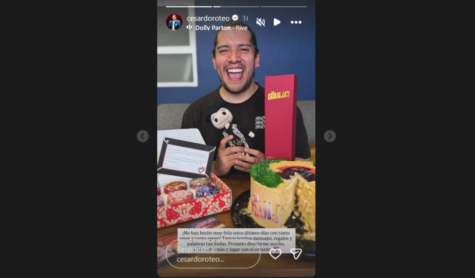 Así posó César Doroteo con sus regalos.