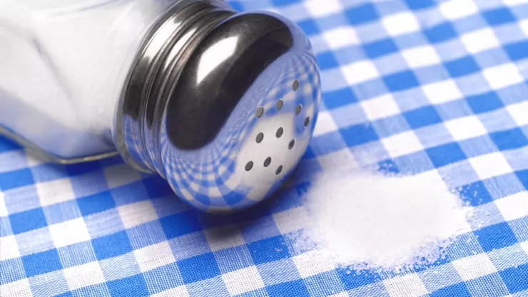 sal tirada sobre una mesa 