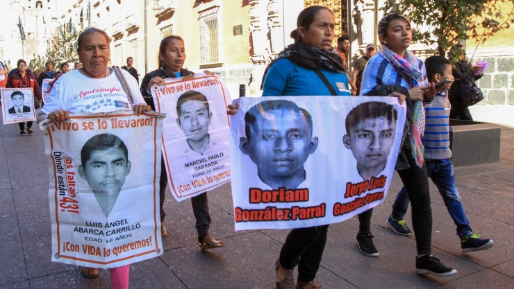 Padres de los 43 estudiantes llegan a Palacio Nacional