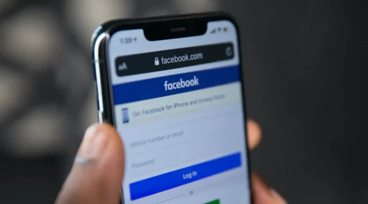 Facebook instalado en celular