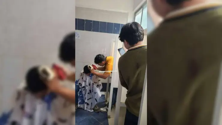 estudiante abre su barberia en baños de una universidad